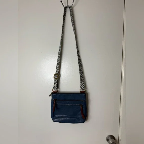 Fossil blue genuine leather crossbody bag with adjustable strap. Multi pocket - Picture 2 of 15
